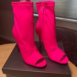Cutest zip up peep toe booties